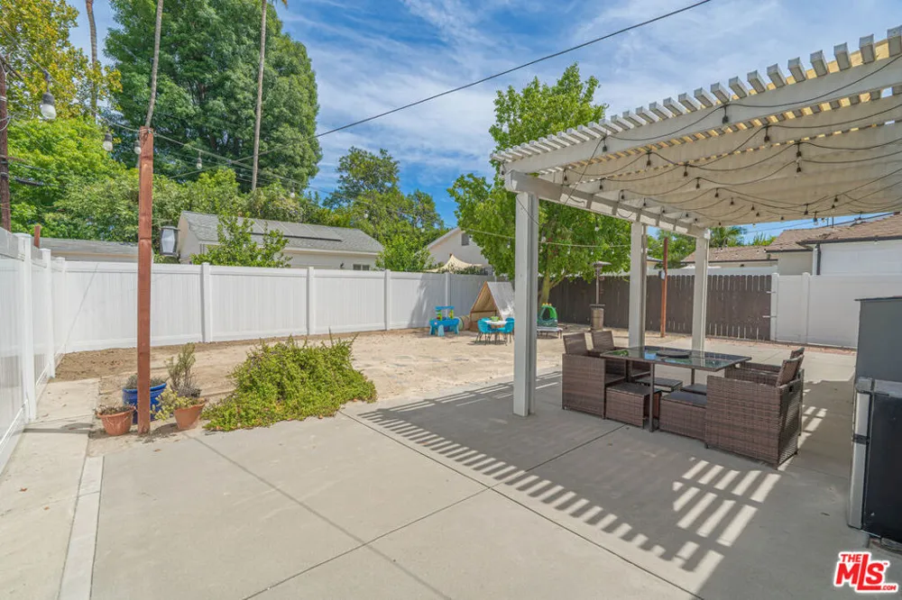 7044 Garden Grove Avenue Los Angeles, CA 91335