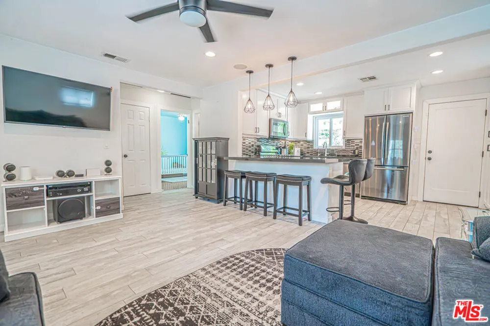 7044 Garden Grove Avenue Los Angeles, CA 91335