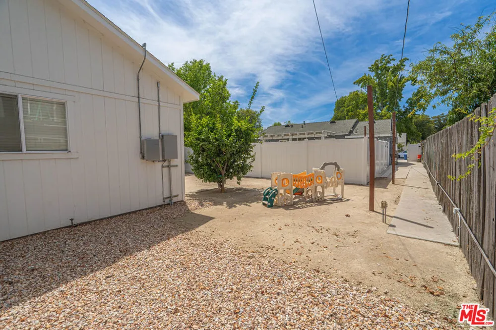 7044 Garden Grove Avenue Los Angeles, CA 91335