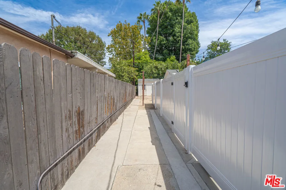 7044 Garden Grove Avenue Los Angeles, CA 91335