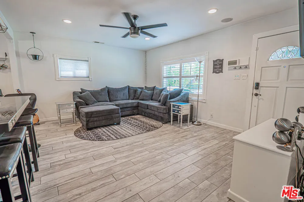 7044 Garden Grove Avenue Los Angeles, CA 91335