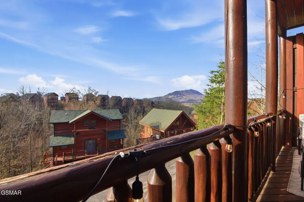 1091 Towering Oaks Drive Sevierville, TN 37876