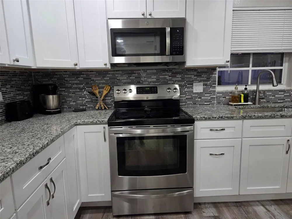 8024 CANDLEWOODE DRIVE Largo, FL 33773