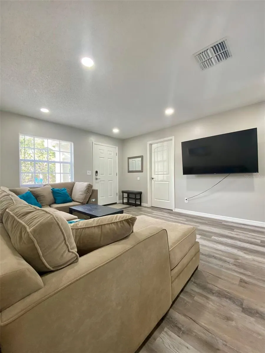 8024 CANDLEWOODE DRIVE Largo, FL 33773