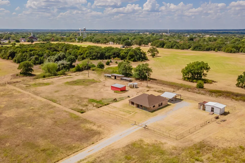 4798 County Road 2690 Alvord, TX 76225