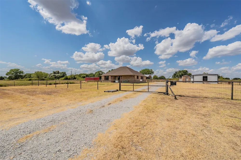 4798 County Road 2690 Alvord, TX 76225