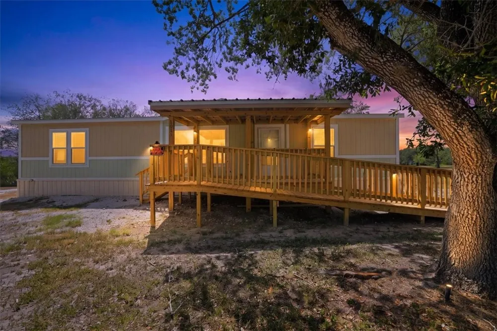 1011 Mark Street George West, TX 78022