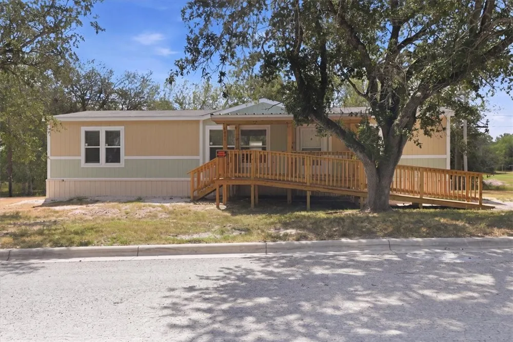 1011 Mark Street George West, TX 78022