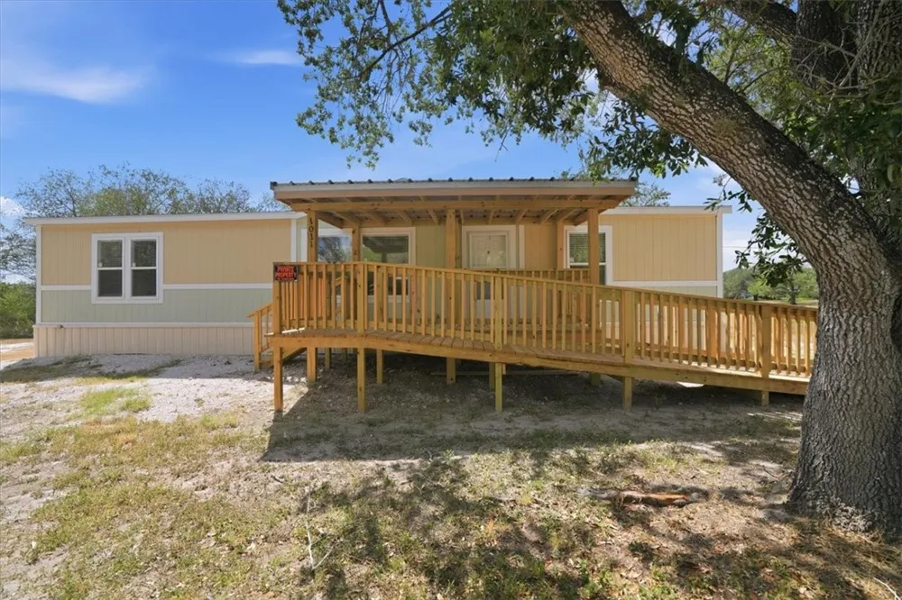 1011 Mark Street George West, TX 78022