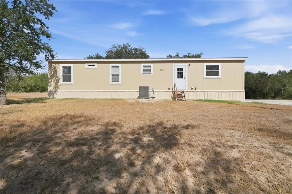 1011 Mark Street George West, TX 78022