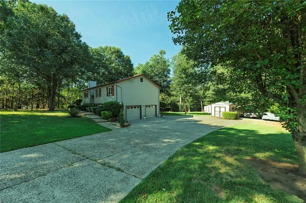 101 Holly Creek Court Woodstock, GA 30188