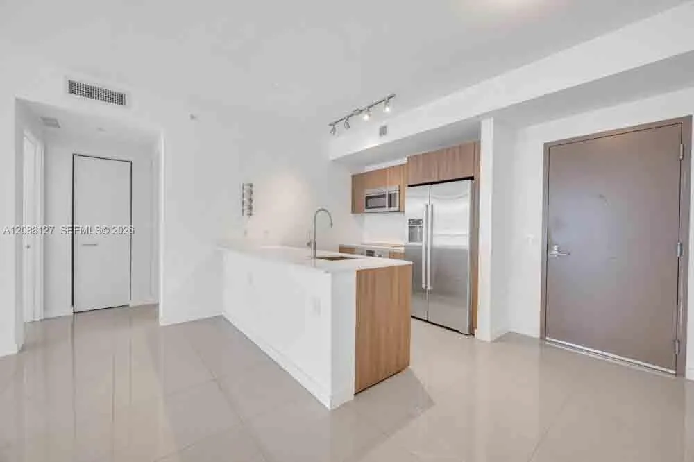 201 SW 17th Rd #302 Miami, FL 33129