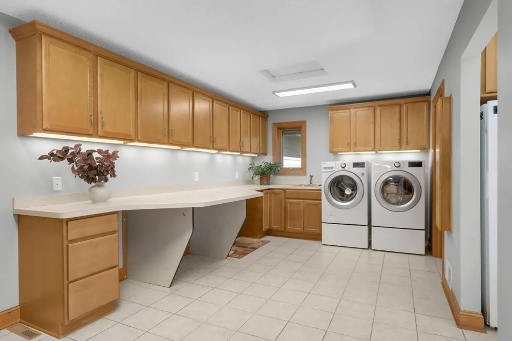 1085 Parkview Lane Victoria, MN 55386