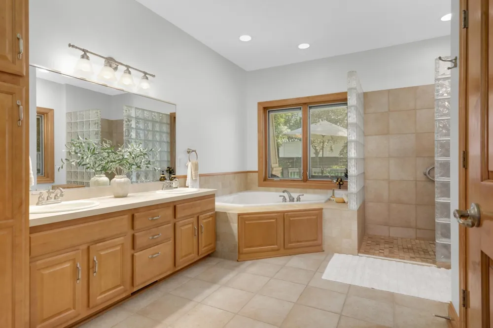 1085 Parkview Lane Victoria, MN 55386