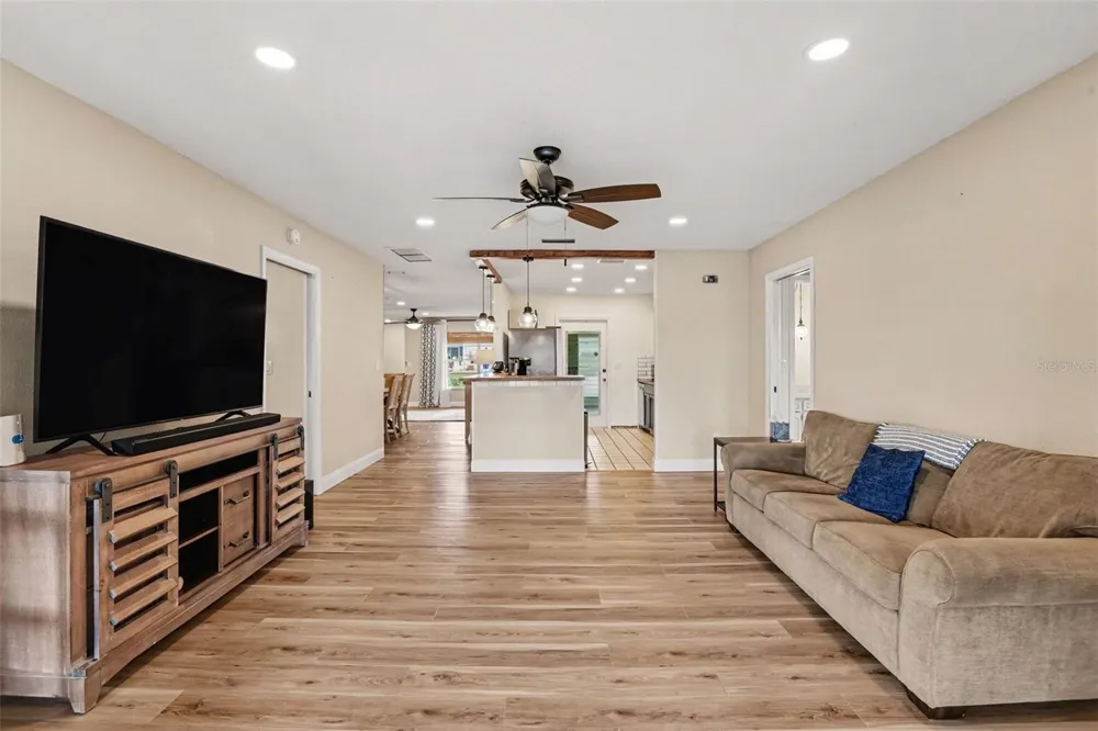 385 CLUB MANOR DRIVE Sun City Center, FL 33573