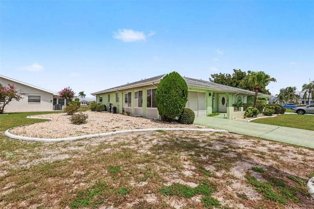 385 CLUB MANOR DRIVE Sun City Center, FL 33573