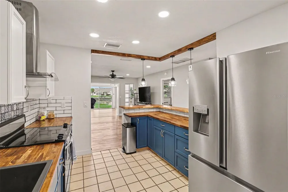 385 CLUB MANOR DRIVE Sun City Center, FL 33573