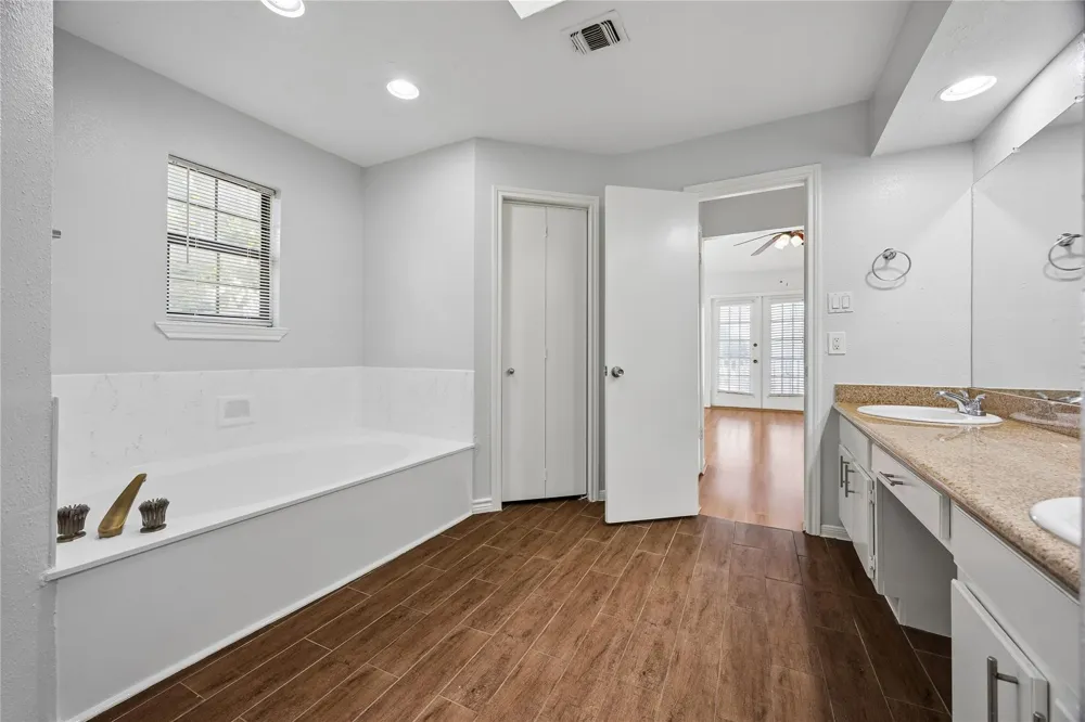 1911 Bering #8 Houston, TX 77057