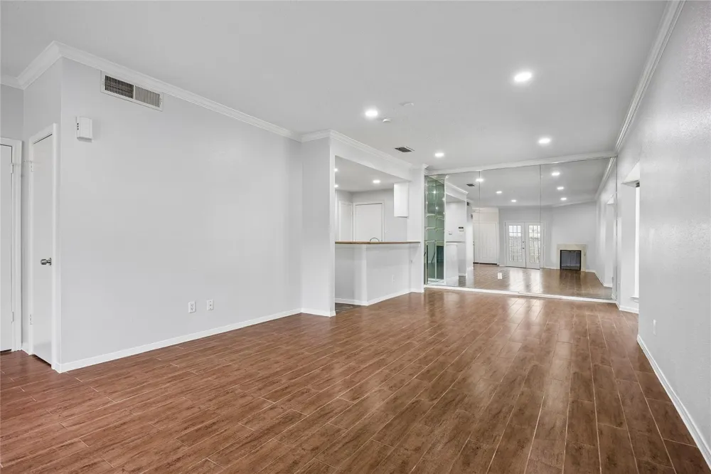 1911 Bering #8 Houston, TX 77057