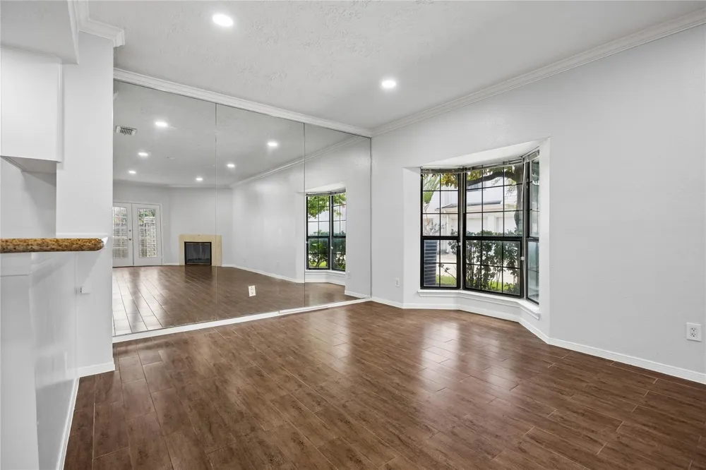 1911 Bering #8 Houston, TX 77057