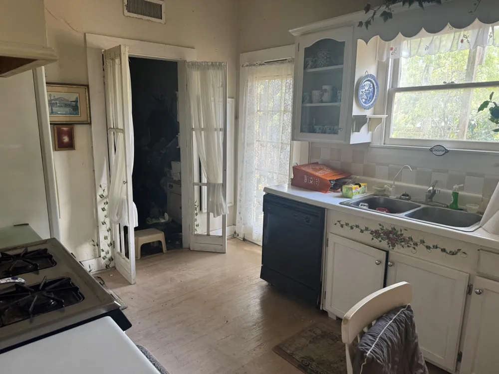 111 W Cleveland Street Alvin, TX 77511