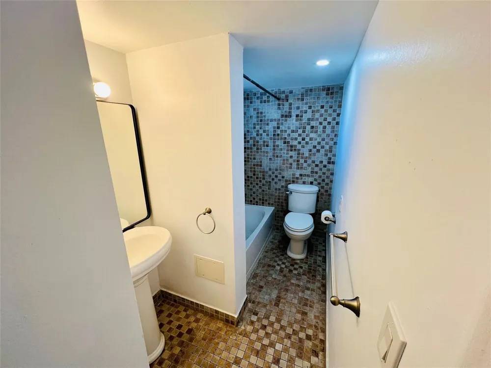 211 NE 8TH AVENUE #212 Hallandale Beach, FL 33009
