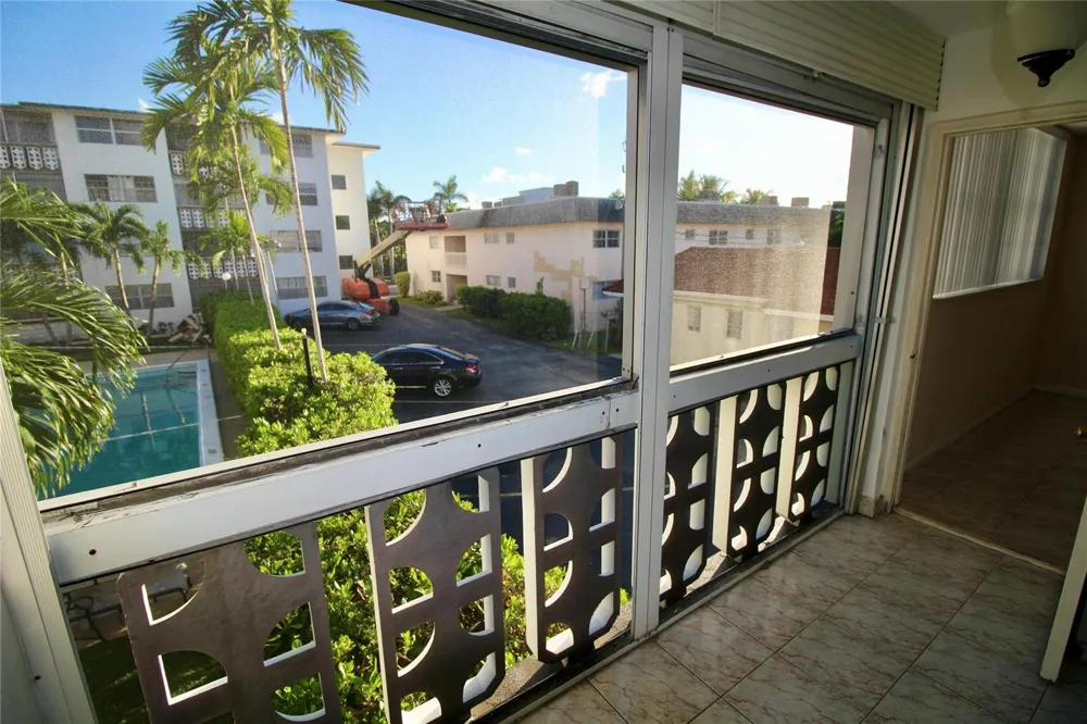 211 NE 8TH AVENUE #212 Hallandale Beach, FL 33009
