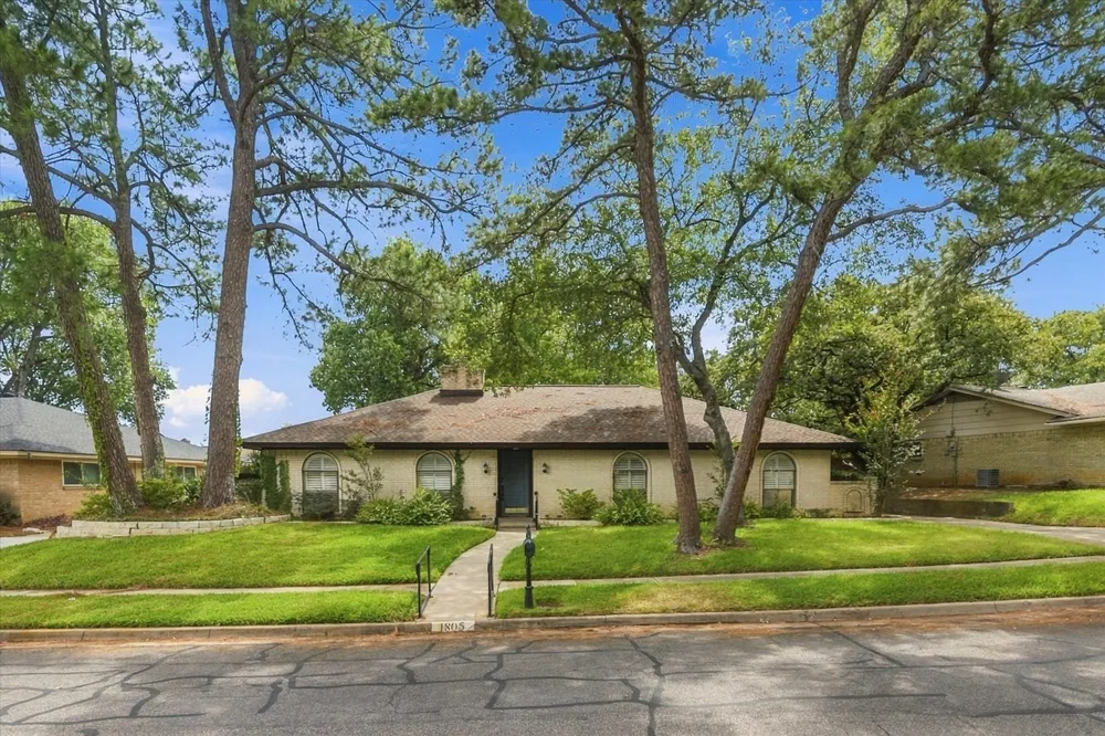 1805 Holm Oak Street Arlington, TX 76012