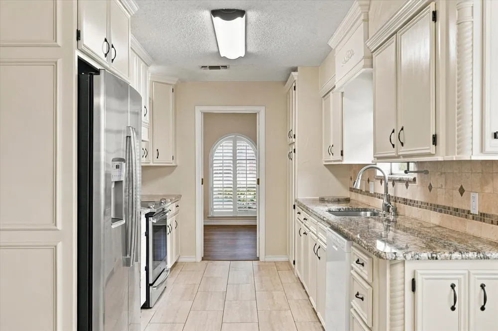 1805 Holm Oak Street Arlington, TX 76012