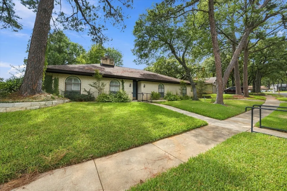 1805 Holm Oak Street Arlington, TX 76012