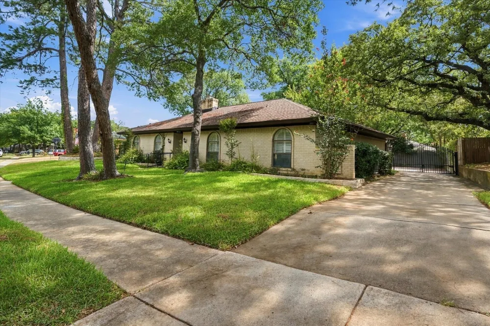 1805 Holm Oak Street Arlington, TX 76012