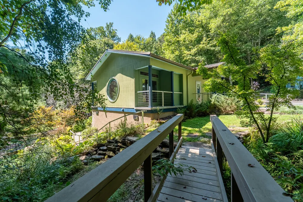 Iris Lane Whittier, NC 28789