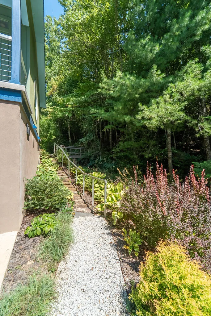 Iris Lane Whittier, NC 28789