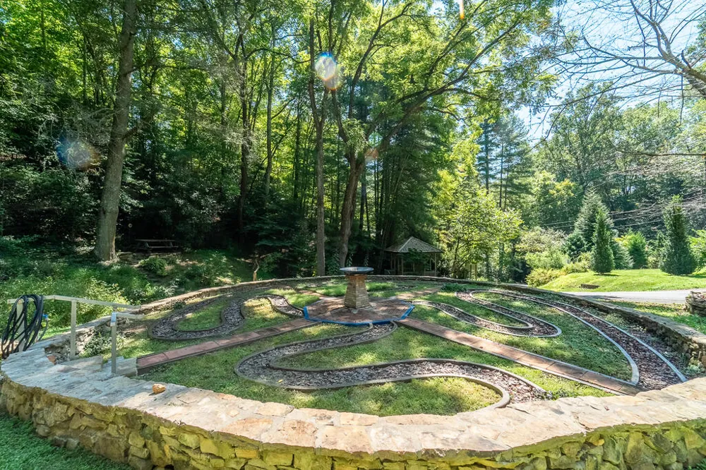 Iris Lane Whittier, NC 28789