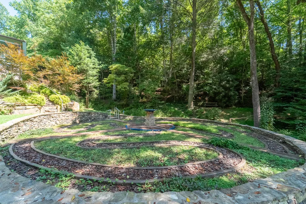 Iris Lane Whittier, NC 28789