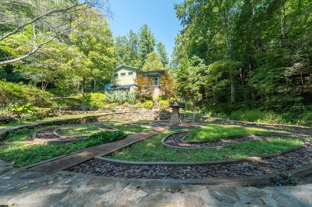 Iris Lane Whittier, NC 28789