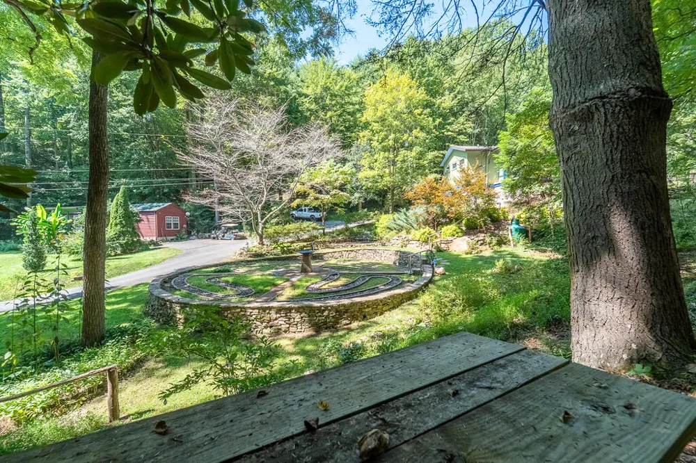Iris Lane Whittier, NC 28789