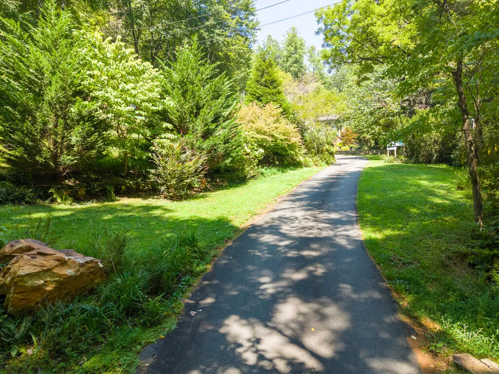 Iris Lane Whittier, NC 28789