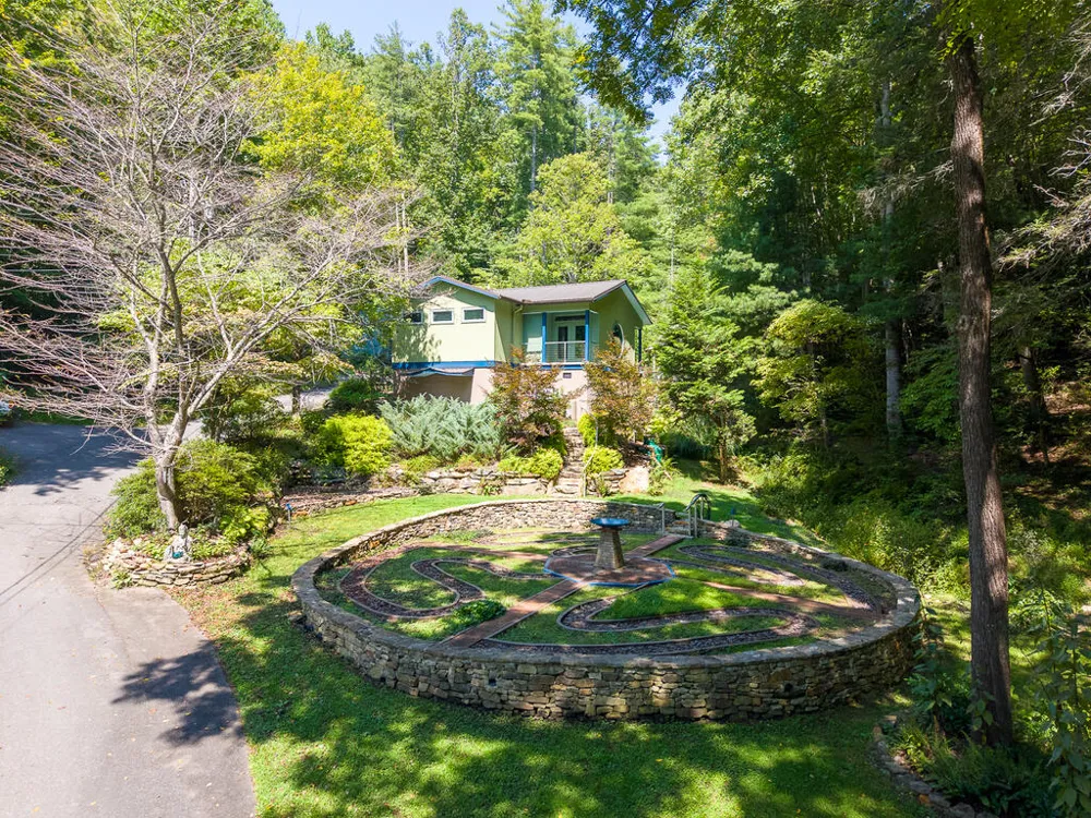 Iris Lane Whittier, NC 28789