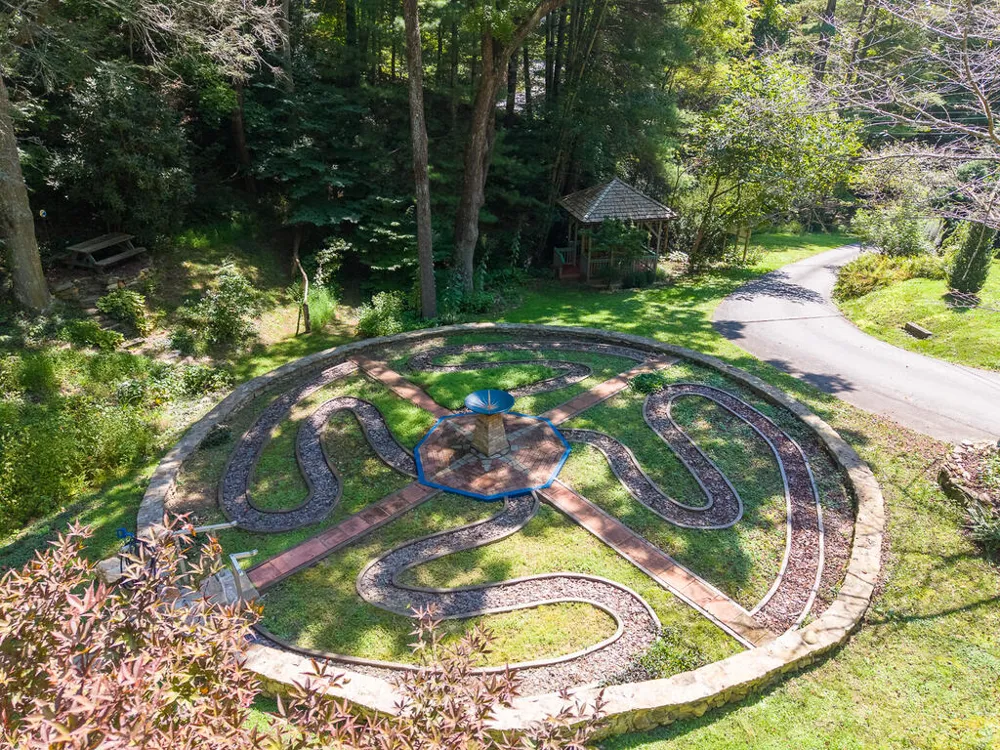 Iris Lane Whittier, NC 28789