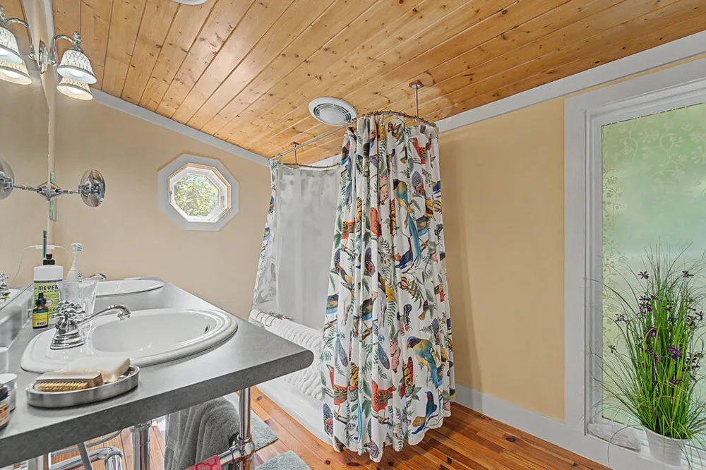 Iris Lane Whittier, NC 28789