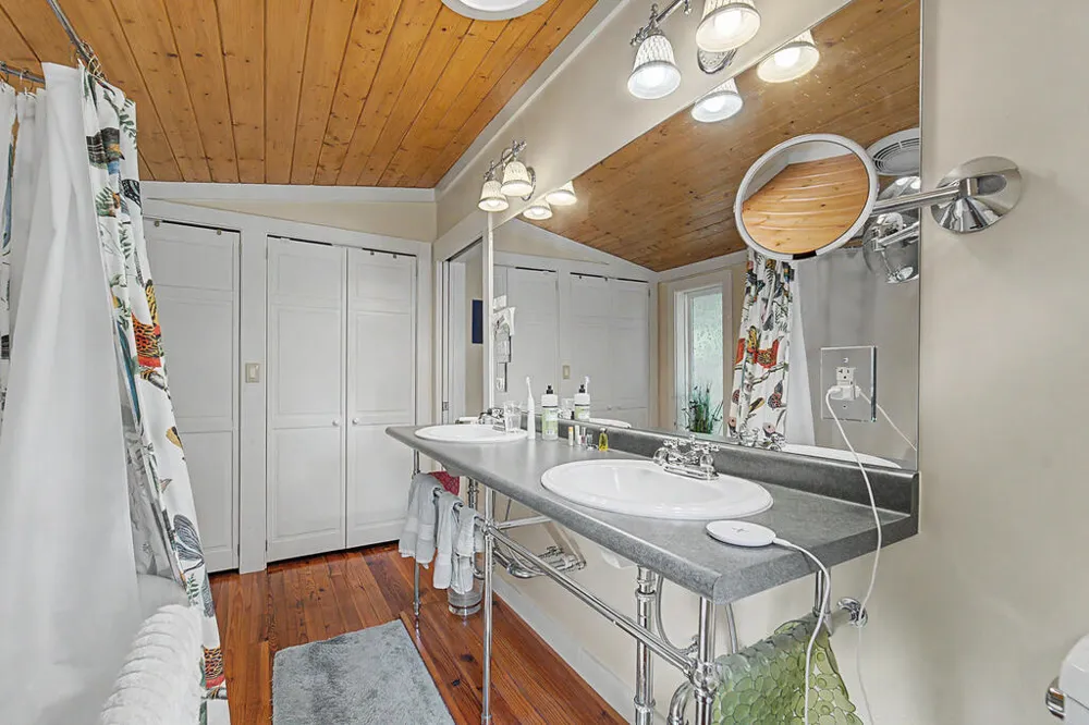 Iris Lane Whittier, NC 28789