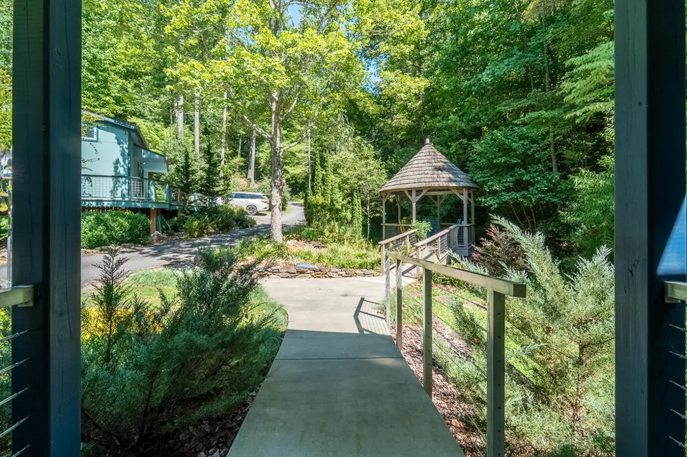 Iris Lane Whittier, NC 28789