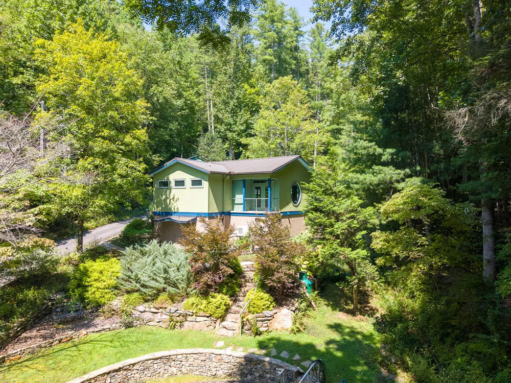 Iris Lane Whittier, NC 28789