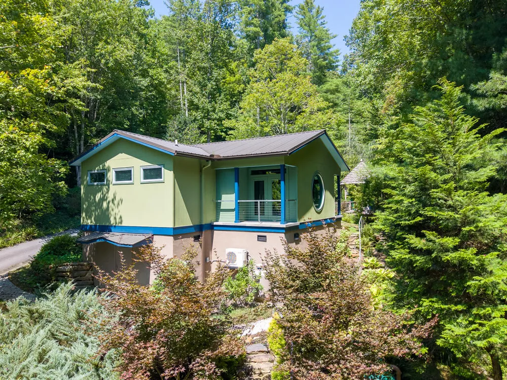 Iris Lane Whittier, NC 28789