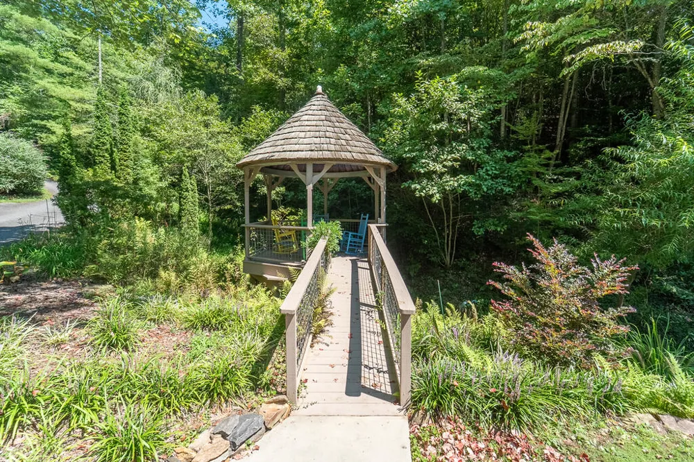 Iris Lane Whittier, NC 28789