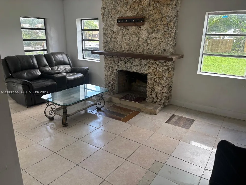 219 NE 141st St Miami, FL 33161