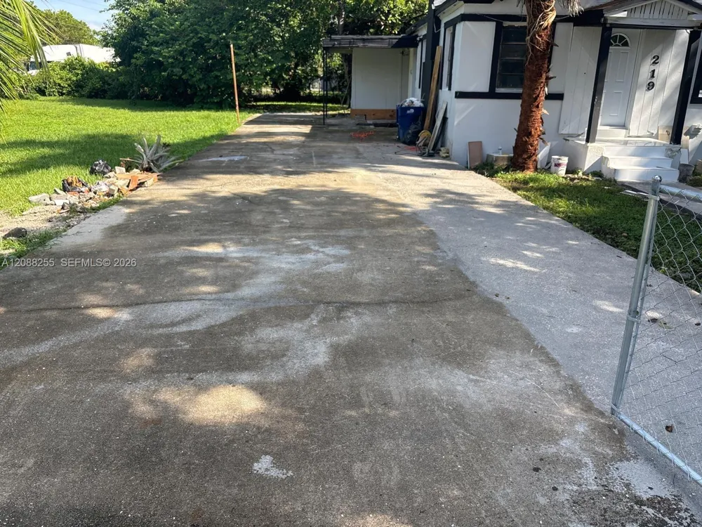 219 NE 141st St Miami, FL 33161