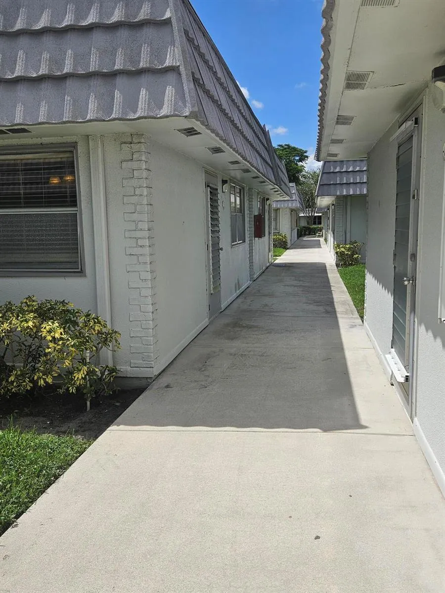 17 Valencia A Delray Beach, FL 33446