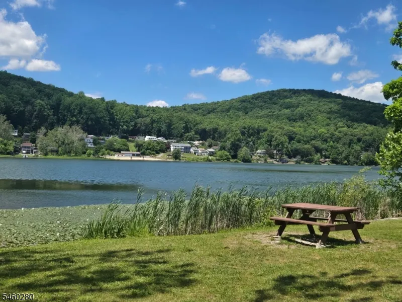 180 Lakeside Dr Liberty, NJ 07823